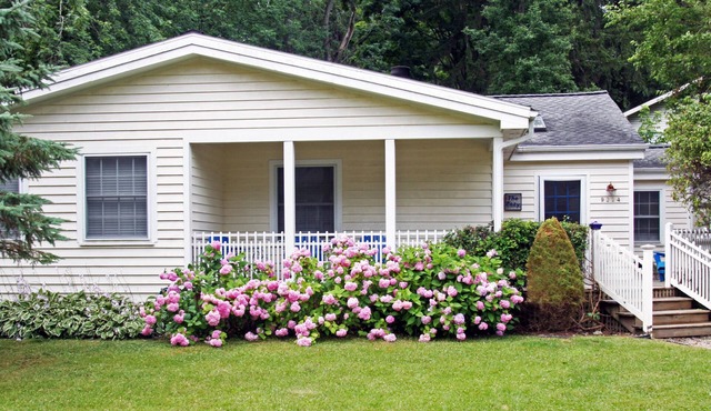 Fall Getaways! Short walk to a private beach!