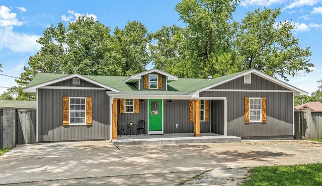 Fall in Bentonville! Guest Favorite and Bikers Retreat. Pets Welcome!