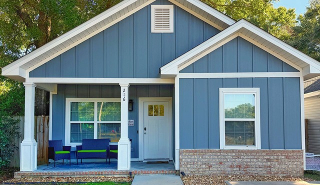 Fall in love w/downtown Pensacola! Spacious modern cottage for you and your pup!