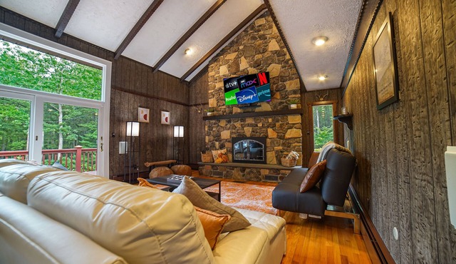 Fall Lodge Retreat: 3-Acre, Hot Tub & Firepit