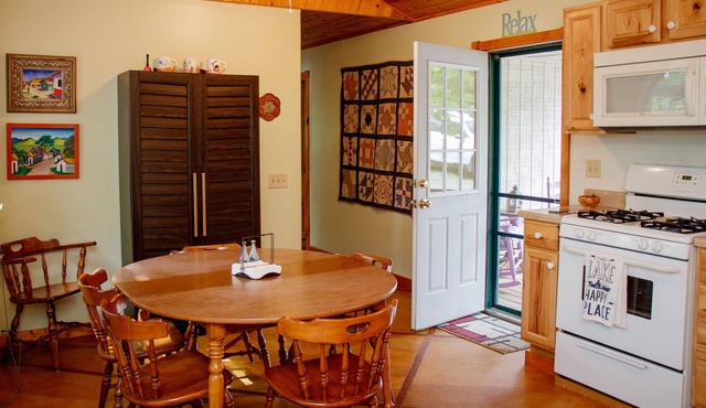 Fall on the Lake: Beautiful views, Pet-Friendly, 1 mile to boat ramp!