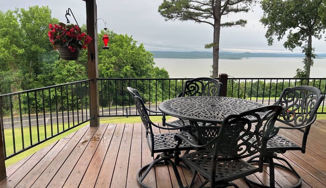 Fall Retreat With Spectacular Views of Lake Tenkiller.