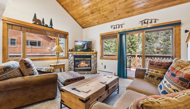 Fall River Hideaway Fireplace Close to RMNP