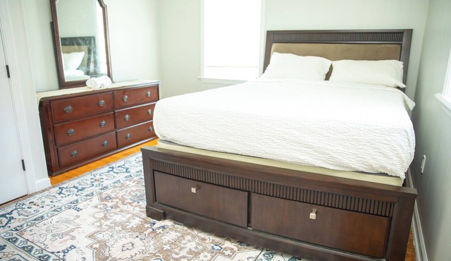 Fall River Stay Cozy 3BR sleeps 6 + Free Parking + WiFi