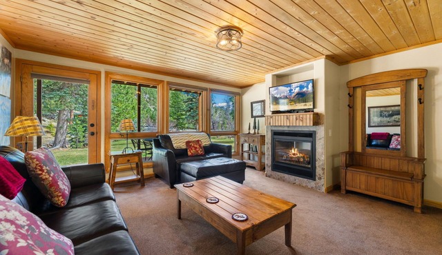 Fall River Suite Jetted Tub Fireplace Close to RMNP