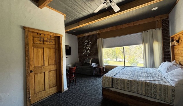 Fall Trailside Hotel 106: Sleeps 2, 1BR 1BA Grill Laurel Highlands