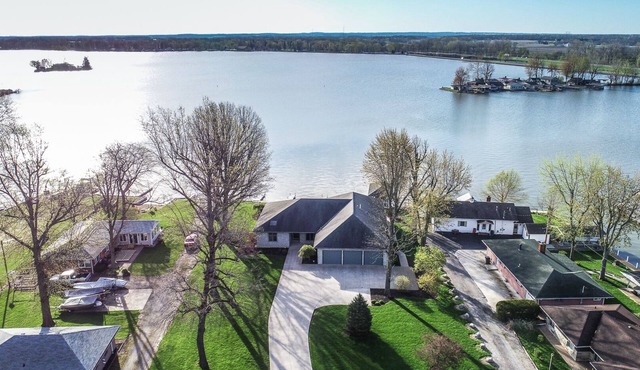 fall weeks still available! 4 bd 3 ba 3200 Sq Ft New reno Exec. Home w/3docks