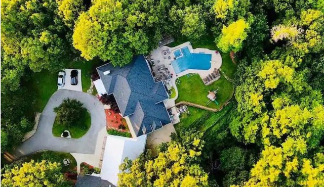 Fall & Winter discounts! Enjoy the hot tub and fire pit!