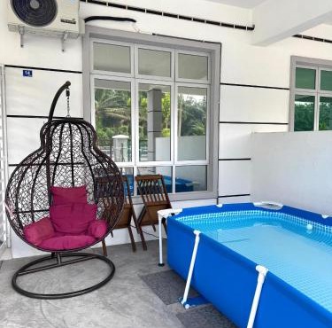 Fallem's Homestay Melaka I 4 ROOMS I FULLY AIRCOND I 9 PAX I FREE WIFI I NETFLIX I INTEX POOL