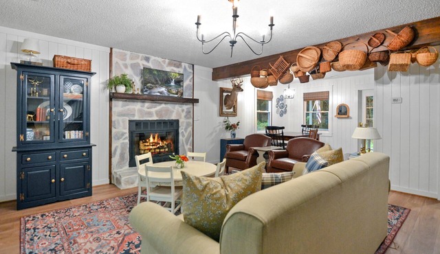 Falling Leaves & Creekside Dreams! Fireplace, Sunroom, 10 min to Ellijay!