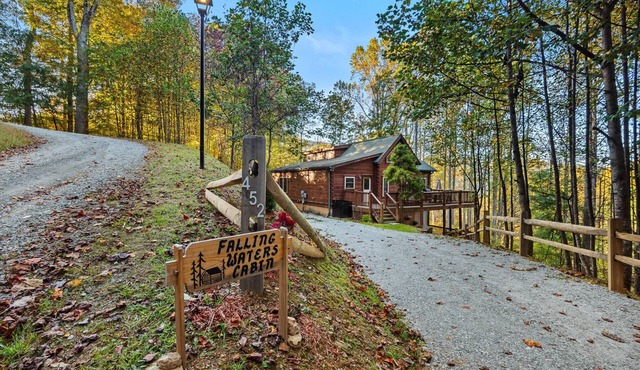 Falling Waters - hot tub, game table, views!