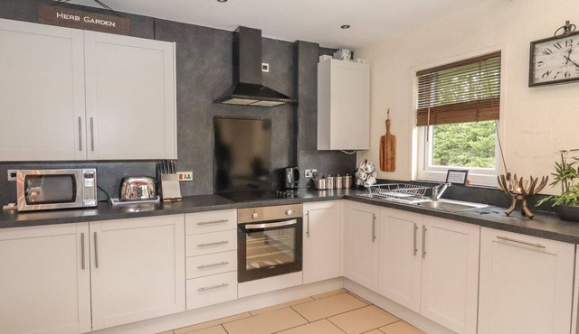 FALLOWS, pet friendly, with hot tub in St Asaph