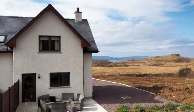 FALLS COTTAGE, pet friendly, with hot tub in Uig