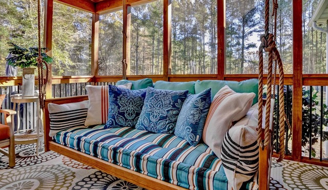Falls Lake Cottage@Rolling View with saltwater hot tub, fire pit & screen porch