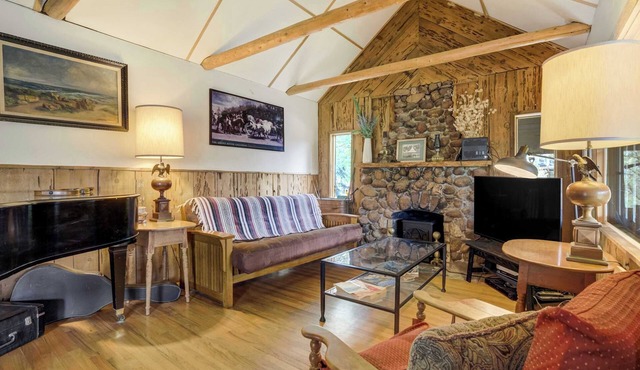 Fallsview Cabin: Vintage Charm Retreat