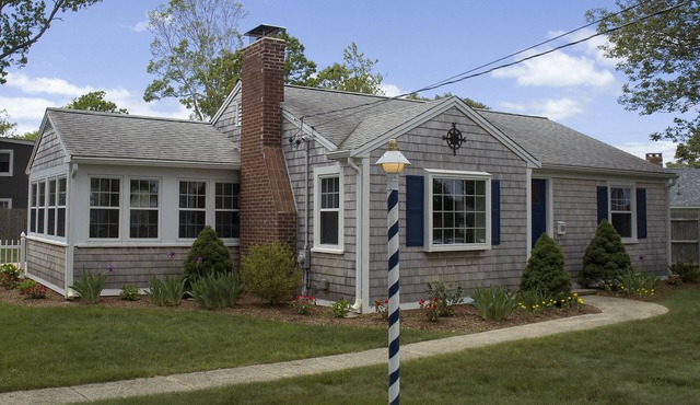 Falmouth Heights Cottage welcomes Disabled~EVs~Pets … Walk to Beach~Harbor~Town