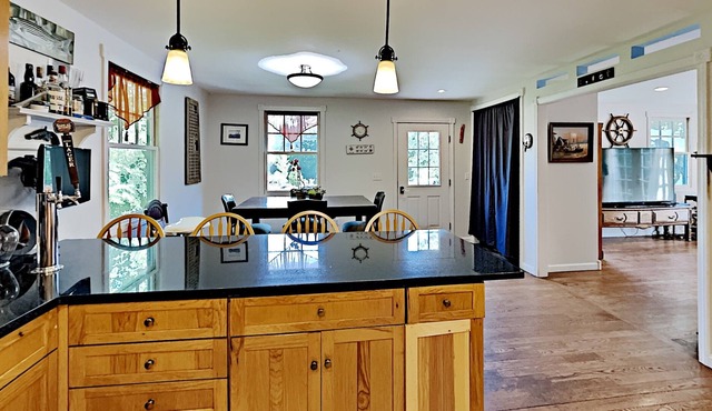 Falmouth-Large private home, beaches and bike trails