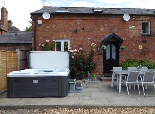 Falstaff Cottage, NEW HOT TUB, Sleeps up to 5, Stratford upon Avon
