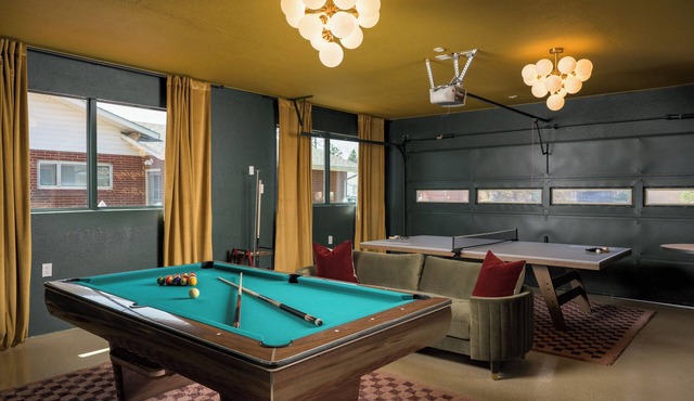 Fam-Friendly 2 Game Rooms Movie Theater Hot Tub Sleeps 16 20m to DEN
