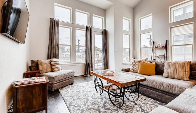 Fam Friendly 5 Bed Home Blocks To Pearl/Riverwalk!