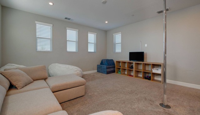 Fam-friendly | Free Prking | Trails, Parks & more