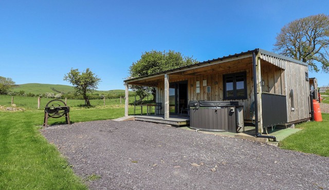 FAMAU, romantic, country holiday cottage, with hot tub in Cilcain