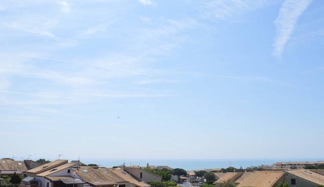 Family apt with pool, parking 700m from beach