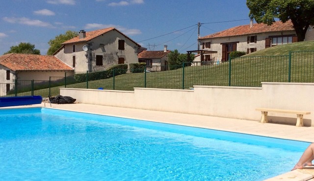 Family friendly, peaceful 3 bedroom Luxury Barn with 14m Pool & air conditioning