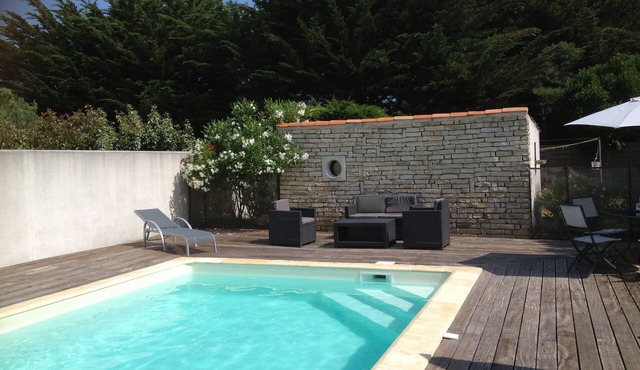 Family home with swimming pool and large enclosed garden - sleeps 8