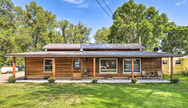 Family Home w/Hot Tub - Walk to Johnson Lake!