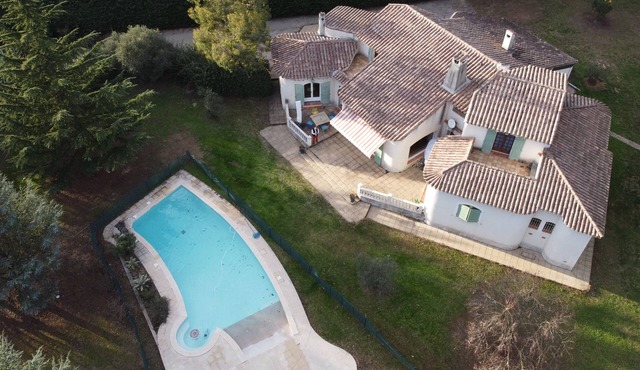Family home, swimming pool, 5 bedrooms with private bathrooms Enclosed garden
