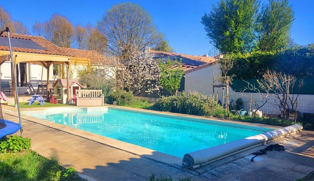 Family home near Montpellier, secure swimming pool, children's play area,
