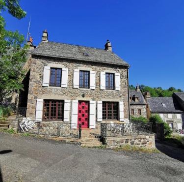Familial House Dellac-Mathieu in mountain village Cantal