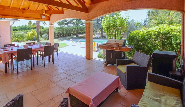 Familiar and spacious with swimming pool near Vienne.