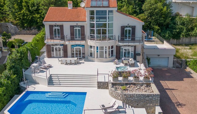 Familienfreundliche Villa mit Unglaublicher Aussicht auf die Kroatische Riviera