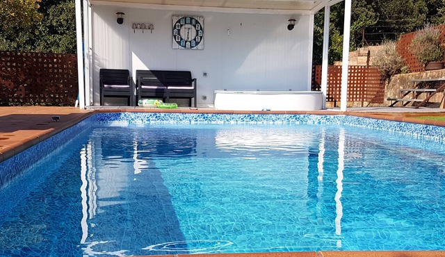 Families: 5 rooms + bath, private heated pool, jacuzzi, games area