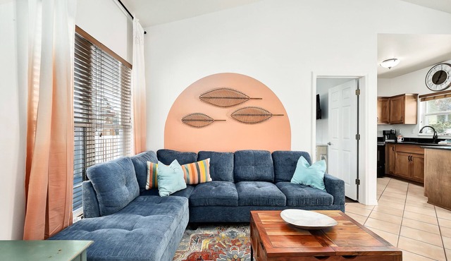 ❤︎Families love the location and private, heated pool❤︎ 6-min walk to beach❤︎