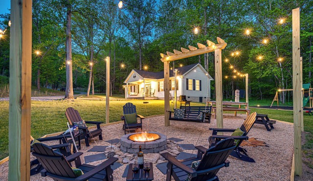 Families Paradise with walkable river access, playground, fire pit, BBQ, dogs OK