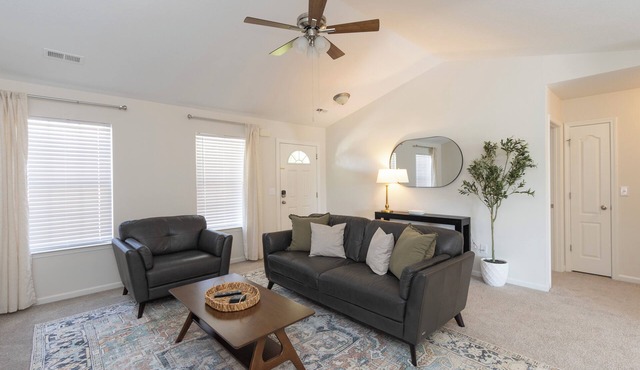 Families + Pets Welcome! Fenced Yard! 30+ day stay
