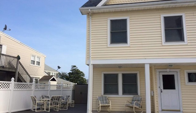 FAMILIES & RETIREES ONLY! Steps to Beach & Boardwalk! CLEAN,Near activities/food