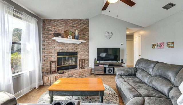 Families w/Pets! Emerald Coast Home 9 Mi to Beach