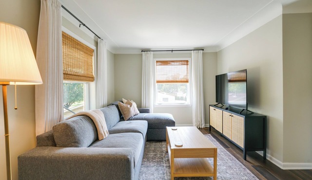 Families Welcome! Convenient Roseville Duplex