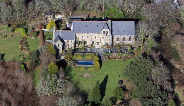 Familly cottage with pool in 10 acress of gardens, 10 minutes walk to town