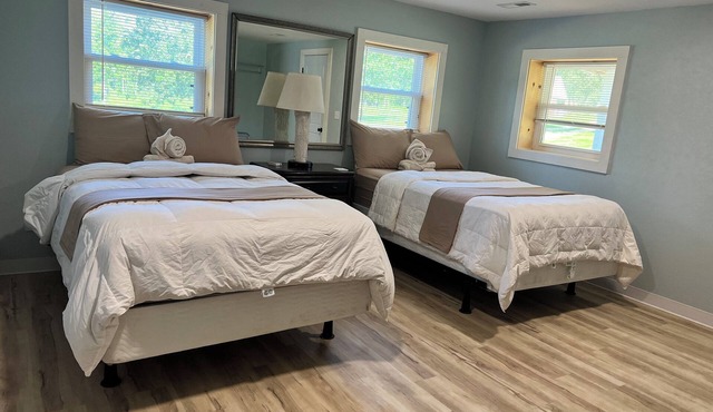 Family 1-bedroom with Loft cabin Located 3 miles from Bennett Springs State Park