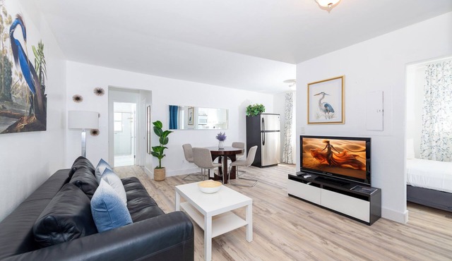 Family 2 bedroom full kitchen South of Fifth