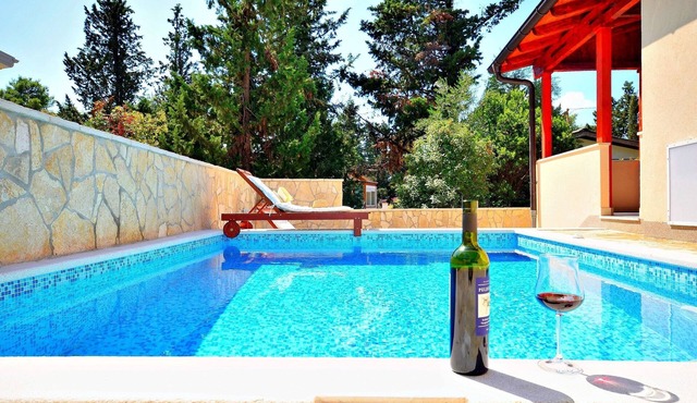 Family 2BR villa with swimming pool 1 min from sea and 3 min from center