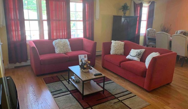 Family 3-bedroom home (2nd floor near EWR/Outlet)