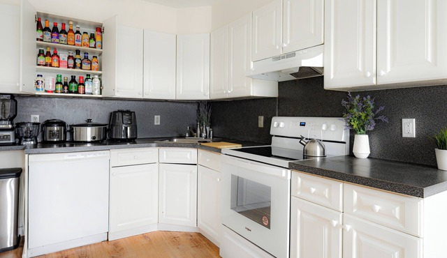 Family 3BR Stay Free Parking 3 Queen Beds Sleeps 16