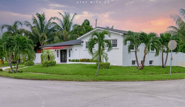 Family 5BR Retreat/Private Beach/BBQ/Pool & Games