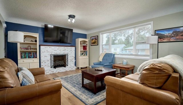 Family 5BR Retreat Sleeps 11 by College, Hospital